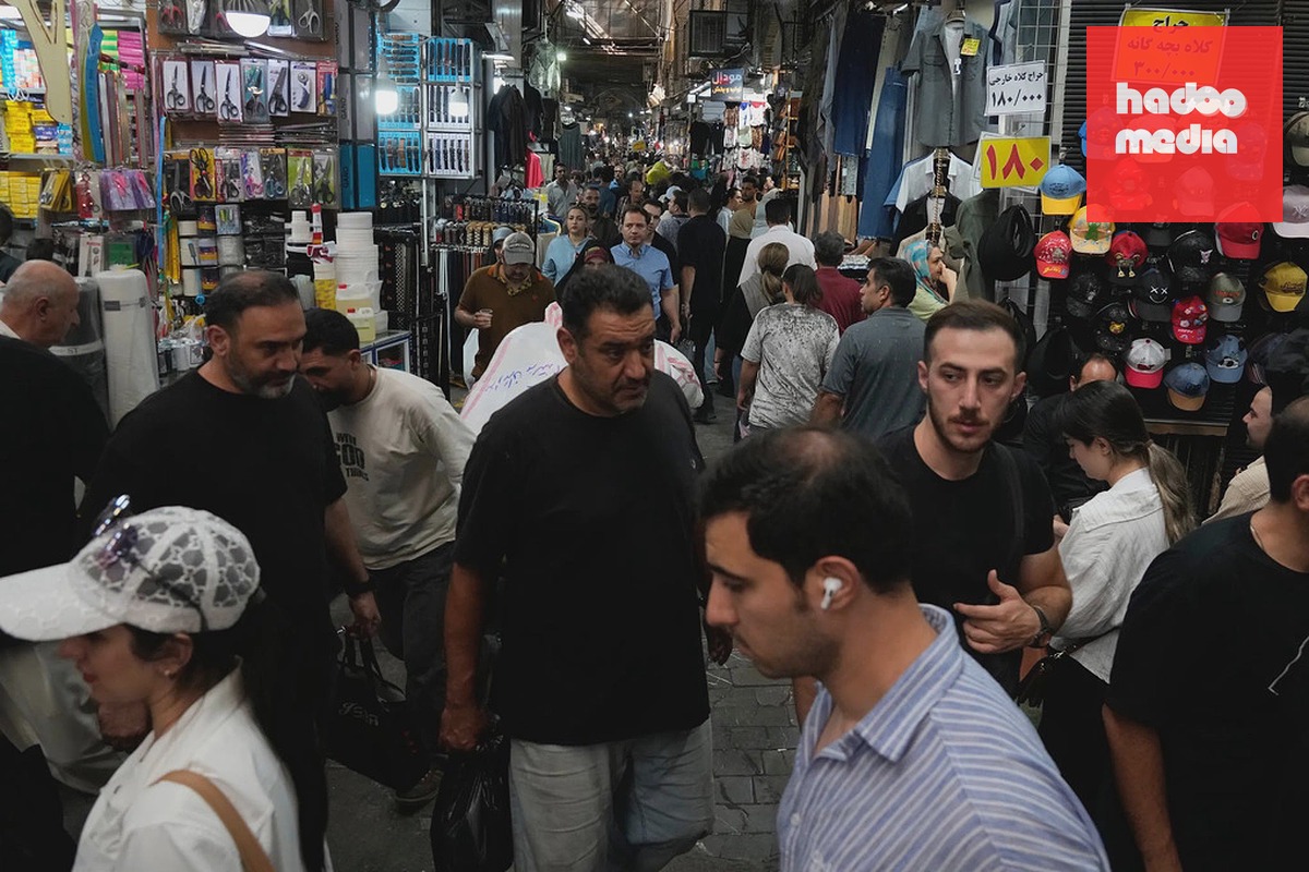 Người mua sắm tại khu chợ Grand Bazaar ở Tehran ngày 8/8. Ảnh: AP