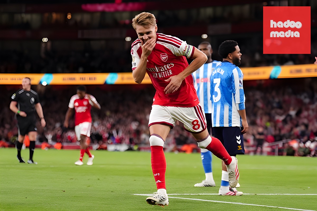 Martin Odegaard - 8.0 điểm. Nhạc trưởng của đội bóng một lần nữa tỏa sáng rực rỡ. Odegaard là linh hồn trong mọi đợt tấn công của Arsenal với những đường chuyền xé toang hàng thủ đối phương. Odegaard là tác giả bàn thắng ấn định tỷ số 3-0 cho Arsenal. Ảnh: Sky Sports.
