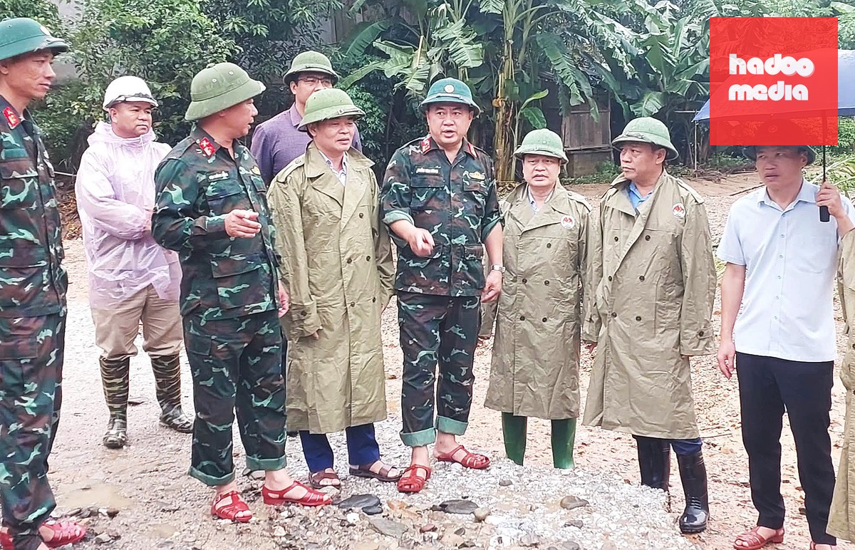Đoàn công tác Cục Quản lý đê điều và Phòng, chống thiên tai kiểm tra tình hình thiệt hại mưa lũ ở xã Tam Thái, Nghệ An - Ảnh: TÂM PHẠM