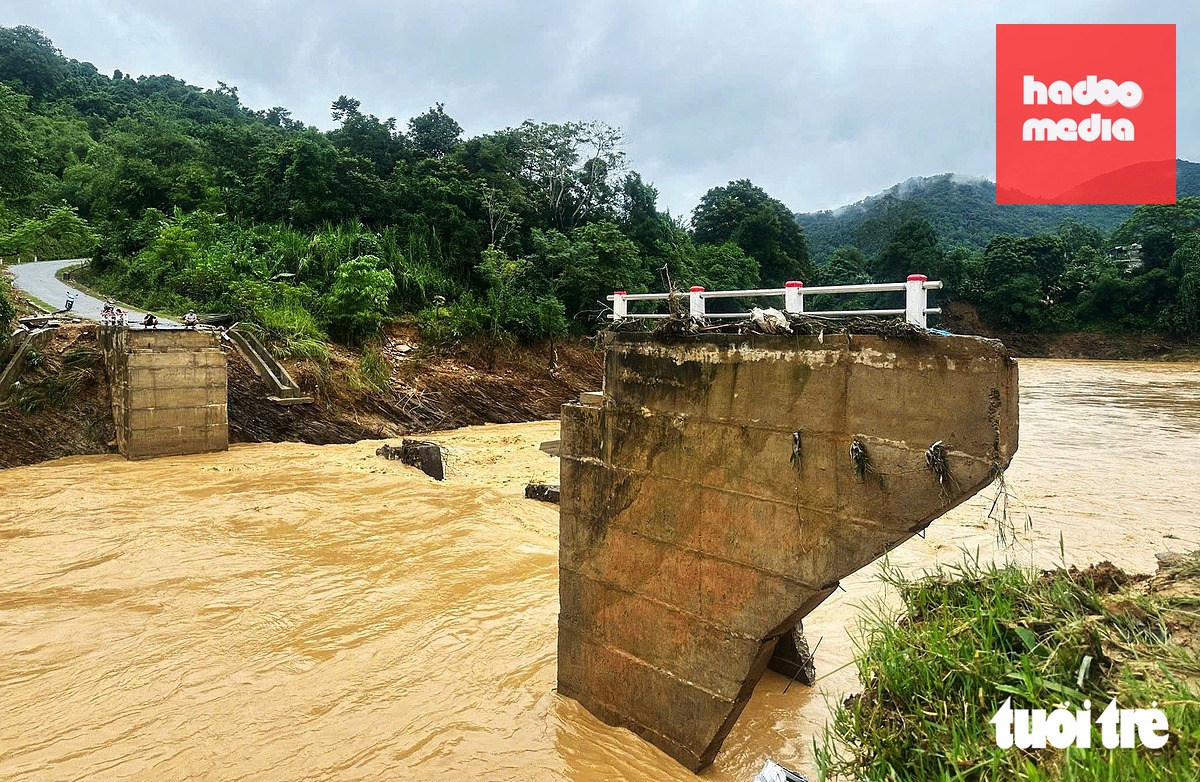 Cầu Trung Thắng, xã Yên Hòa, Nghệ An chỉ còn trơ lại hai mố cầu sau bão Bualoi năm 2025 - Ảnh: DOÃN HÒA