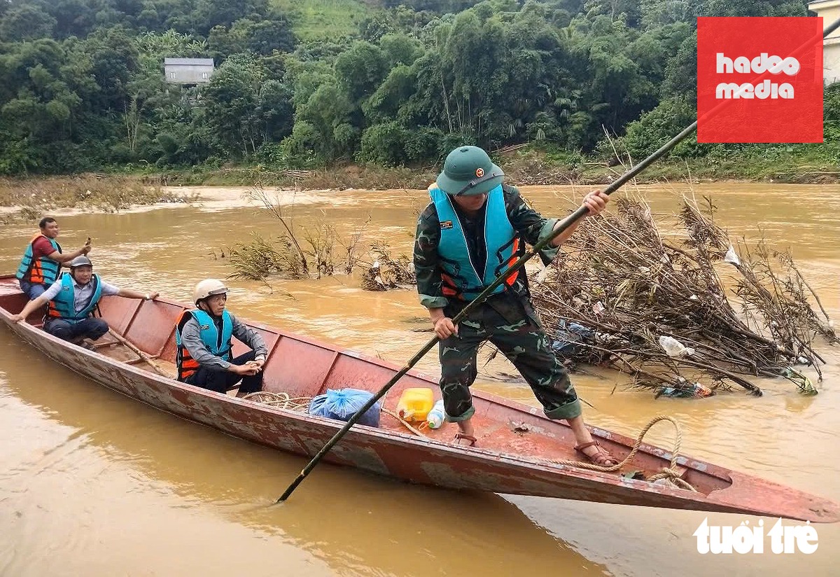 Hai năm liền lũ cuốn trôi hai cầu, hơn 1.400 người bị cô lập - Ảnh 5.