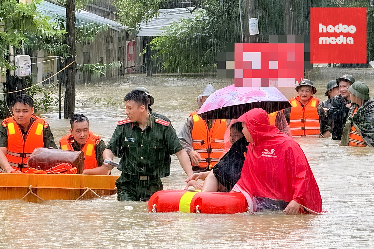 Lực lượng chức năng tỉnh Lạng Sơn được giao nhiệm vụ thường trực, sẵn sàng xử lý các tình huống phát sinh, đưa người dân và tài sản đến nơi an toàn - Ảnh do công an cung cấp