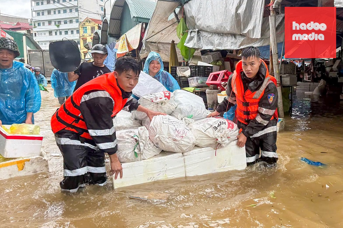 Cán bộ chiến sĩ Phòng Cảnh sát cơ động Công an tỉnh Lạng Sơn hỗ trợ người dân ở chợ Giếng Vuông di dời tài sản khỏi nơi ngập úng - Ảnh do công an cung cấp
