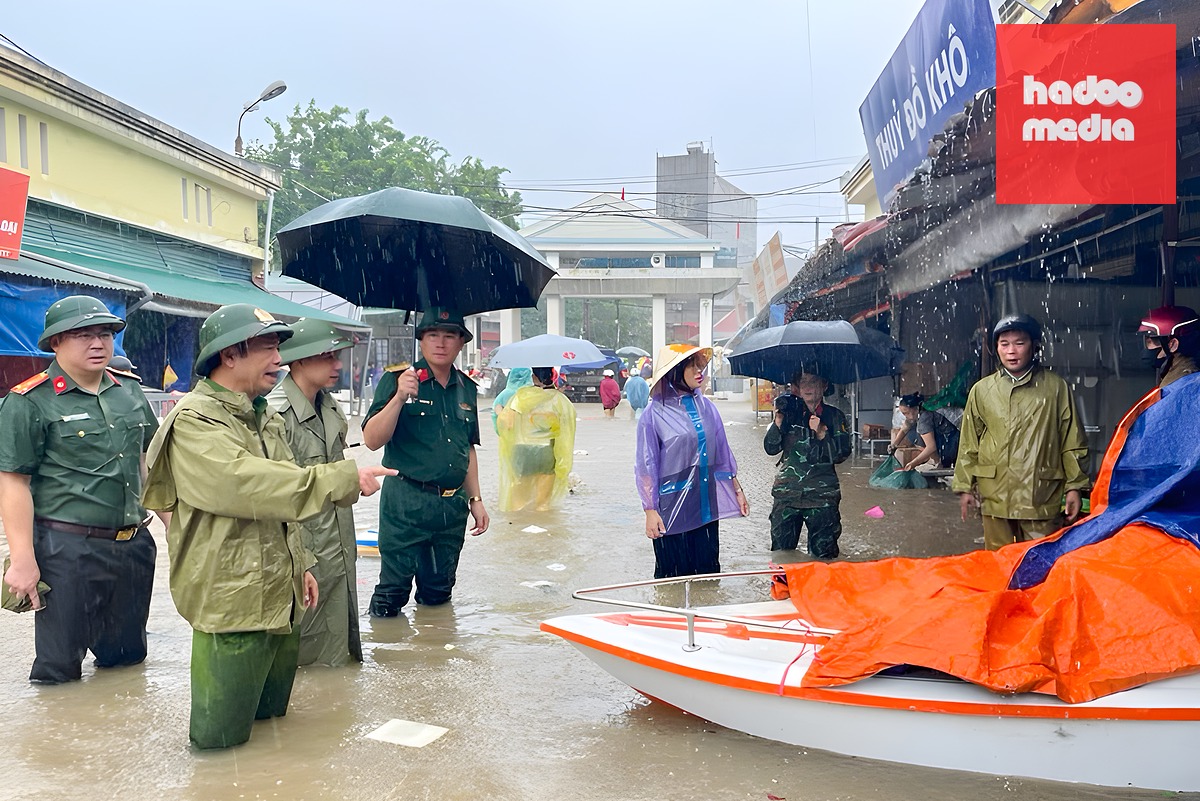 Đại tá Lê Đăng Khoa - Phó giám đốc Công an tỉnh Lạng Sơn (thứ hai bìa trái) - chỉ đạo các lực lượng hỗ trợ Nhân dân di dời tài sản tại chợ Giếng Vuông - Ảnh do công an cung cấp