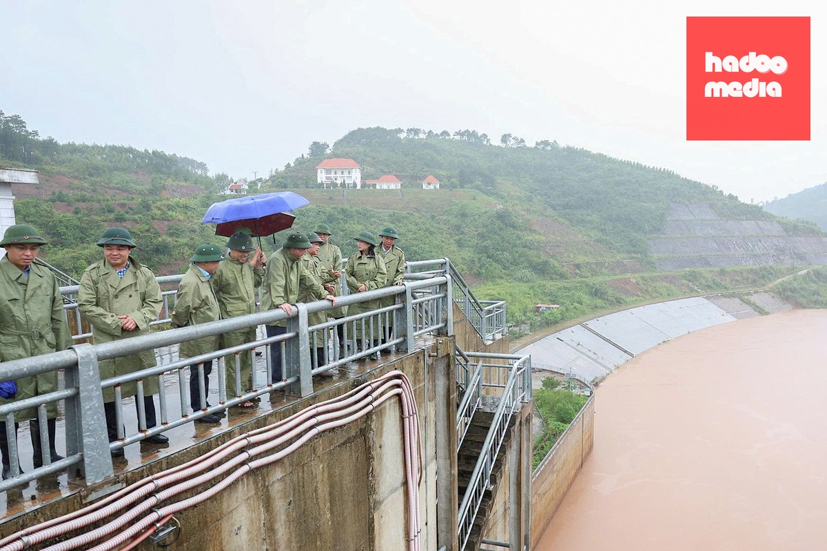 Bão số 4 gây mưa lớn ở Lạng Sơn, Bắc Ninh: Công an, quân đội lội nước giúp dân chạy lũ - Ảnh 5.