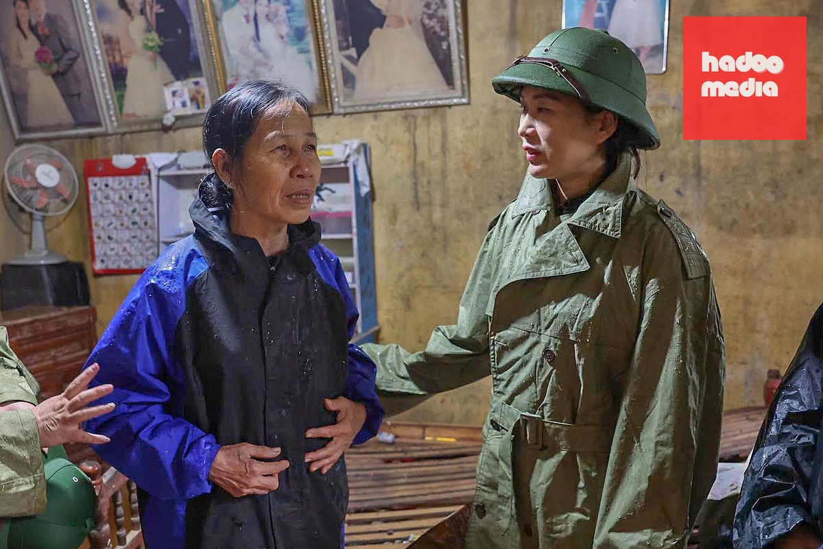 Phó chủ tịch UBND tỉnh Lạng Sơn Trần Thanh Nhàn (bìa phải) động viên hộ dân xã Mẫu Sơn phải di dời nhà cửa do mưa bão - Ảnh: ĐÌNH QUYẾT