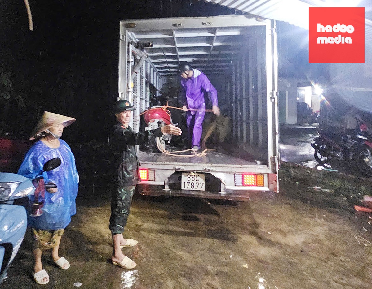Lực lượng chức năng xã Sơn Động giúp người dân di dời tài sản trong đêm - Ảnh: MAI TOAN