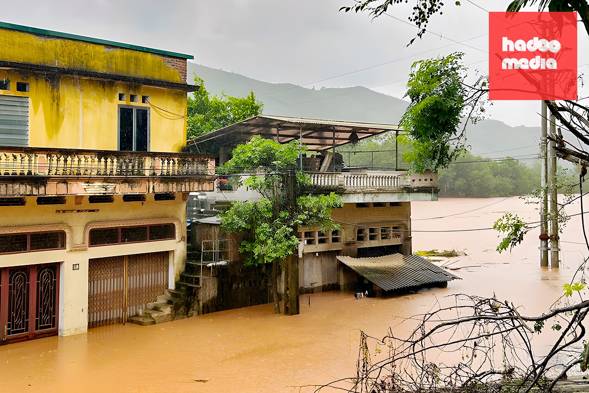 Một số nhà dân ở thôn An Châu (xã Sơn Động) ngập trong nước lũ - Ảnh: MAI TOAN