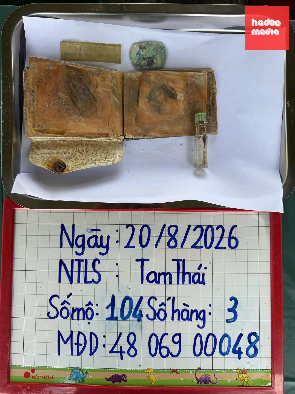 Các di vật được tìm thấy dưới mộ liệt sĩ Nguyễn Văn Hậu - Ảnh: QUANG CƯỜNG