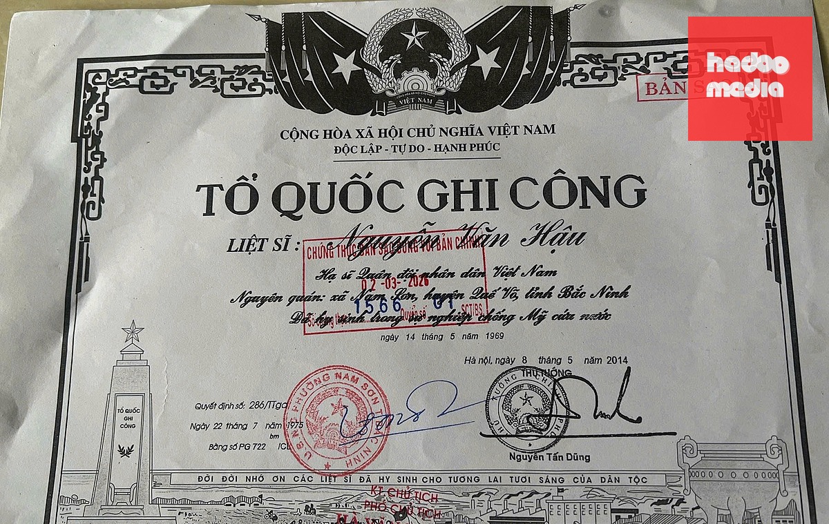 Bằng Tổ quốc ghi công của liệt sĩ Nguyễn Văn Hậu - Ảnh: QUANG CƯỜNG