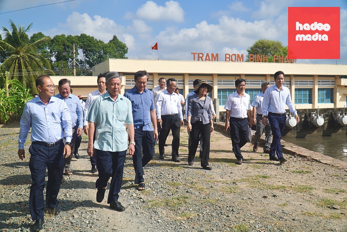 Ông Ngô Chí Cường - Bí thư Tỉnh ủy Đồng Tháp (bên phải hàng đầu) cùng lãnh đạo các sở, ngành khảo sát tại Trạm bơm Bình Phan, một trong những điểm lấy nước ngọt vào vùng ngọt hóa Gò Công - Ảnh: MẬU TRƯỜNG