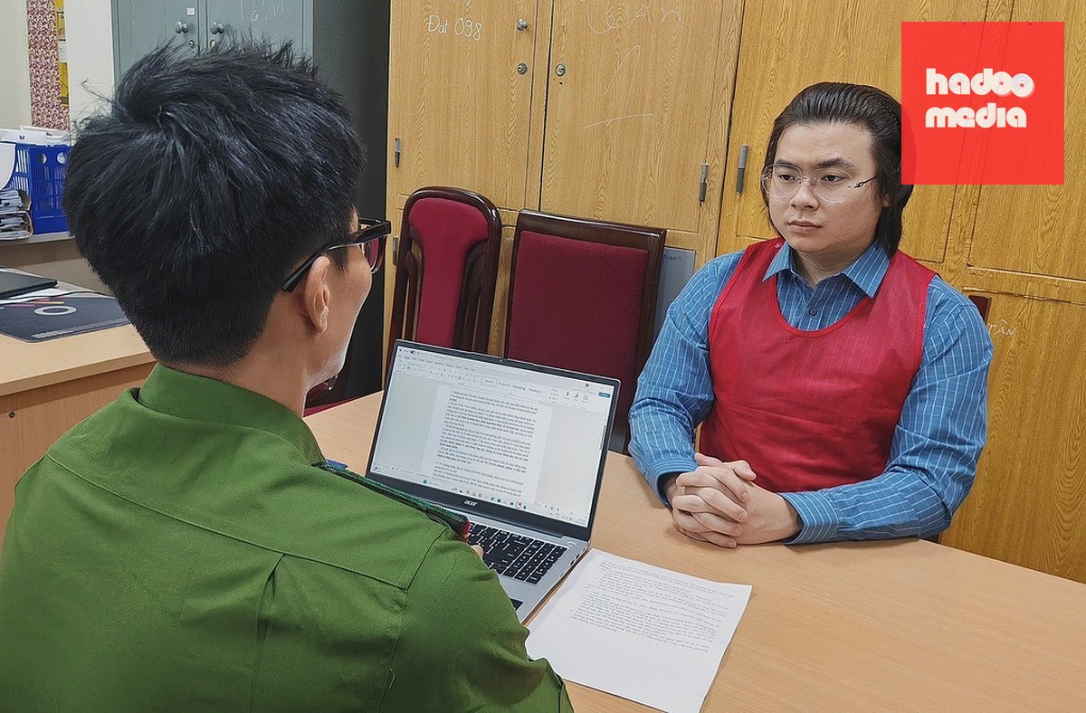 Công an lấy lời khai Phạm Tuấn. Ảnh: Công an cung cấp