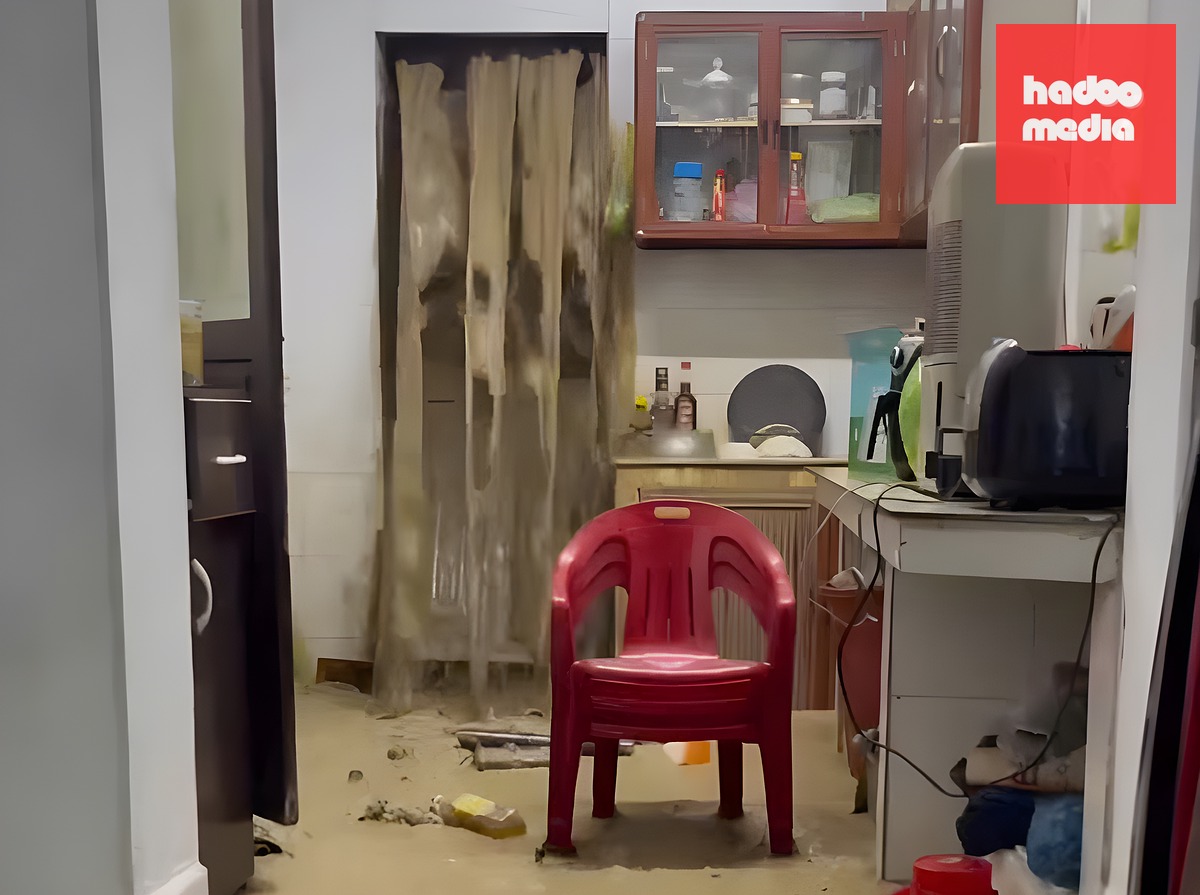 Nước tràn qua khe cửa vào một nhà dân - Ảnh cắt từ clip
