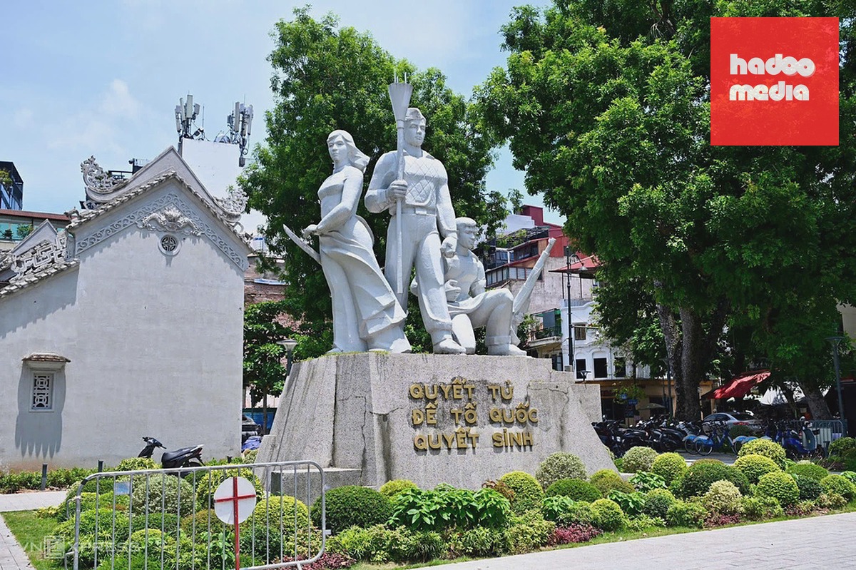 Tượng đài "Quyết tử để Tổ quốc quyết sinh" tại khuôn viên đền Bà Kiệu, phường Hoàn Kiếm. Ảnh: Giang Huy