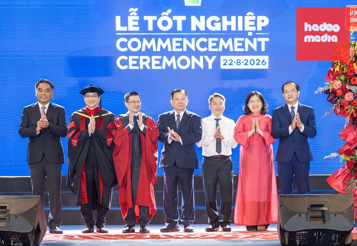 Ông Nguyễn Lộc Hà (bìa trái) - Phó chủ tịch thường trực UBND TP.HCM và bà Nguyễn Trường Nhật Phượng - Phó chủ tịch HĐND TP.HCM (thứ hai từ phải qua) cùng các lãnh đạo, đại biểu chúc mừng các tân kỹ sư, tân cử nhân tốt nghiệp - Ảnh: T.T.