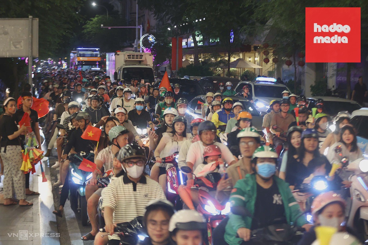 Các tuyến đường gần phố đi bộ như Lê Lợi, Hàm Nghi, Đồng Khởi dường như không còn chỗ trống. Ảnh: Quỳnh Trần
