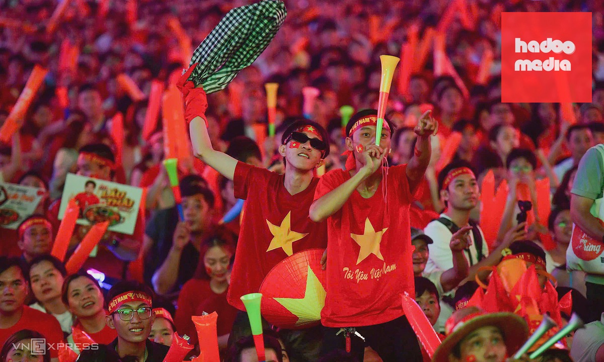 Cổ động viên trên phố đi bộ Nguyễn Huệ vỡ oà với hai bàn thắng của tuyển Việt Nam vào lưới Thái Lan đầu hiệp hai. Ảnh: Thanh Tùng