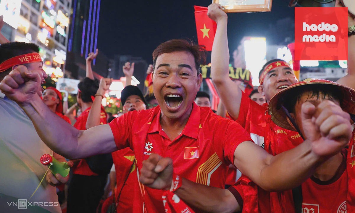 Phố Nguyễn Huệ sôi động khi Quang Hải ghi bàn vào lưới Thái Lan