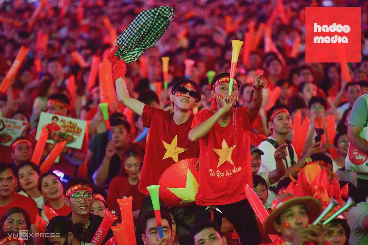Phố Nguyễn Huệ sôi động khi Quang Hải ghi bàn vào lưới Thái Lan