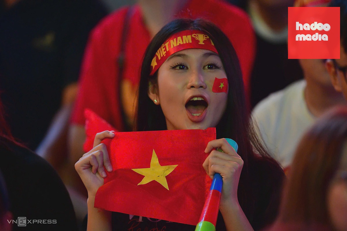 Phố Nguyễn Huệ sôi động khi Quang Hải ghi bàn vào lưới Thái Lan