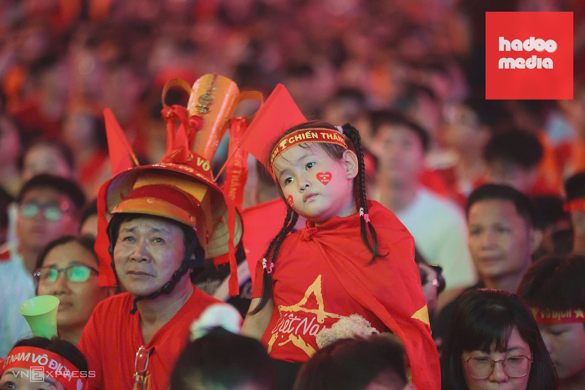 Phố Nguyễn Huệ sôi động khi Quang Hải ghi bàn vào lưới Thái Lan