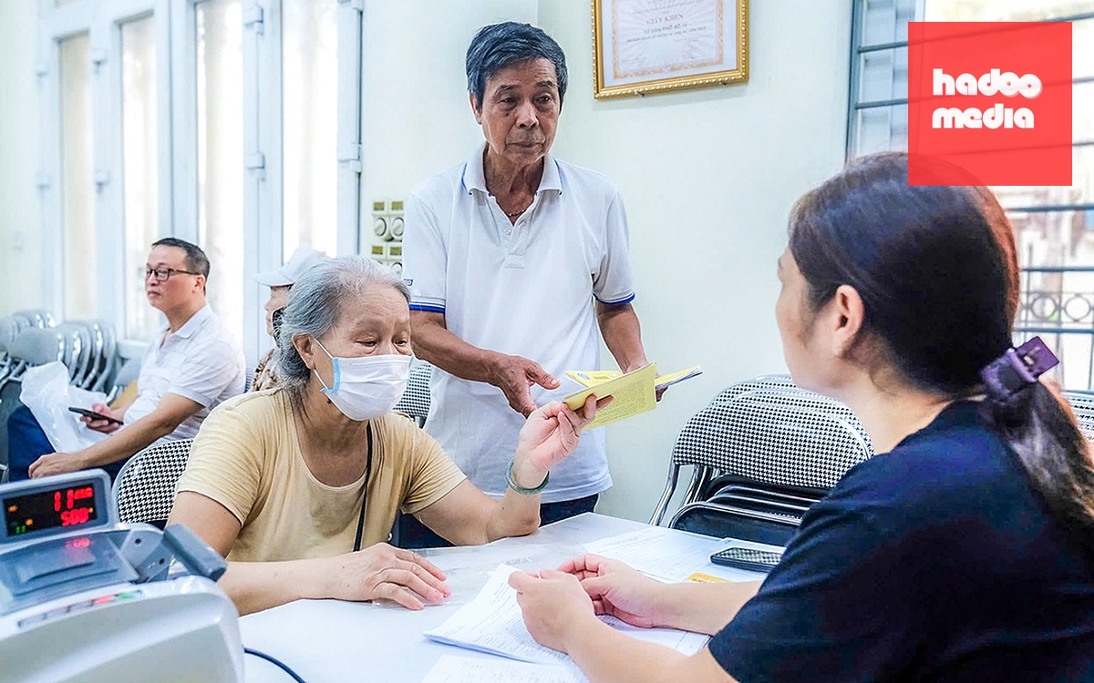 Người già lãnh tiền trợ cấp hằng tháng tại một điểm chi trả ở Hà Nội - Ảnh: HÀ QUÂN