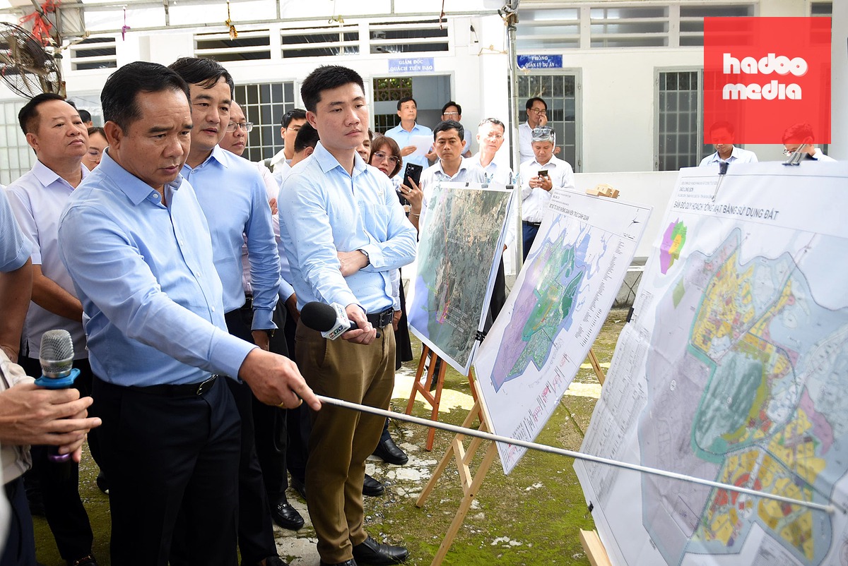 Chủ tịch Nguyễn Văn Được tìm hiểu về dự án nhà máy điện LNG Long Sơn và các dự án xung quanh tại xã Long Sơn - Ảnh: A LỘC