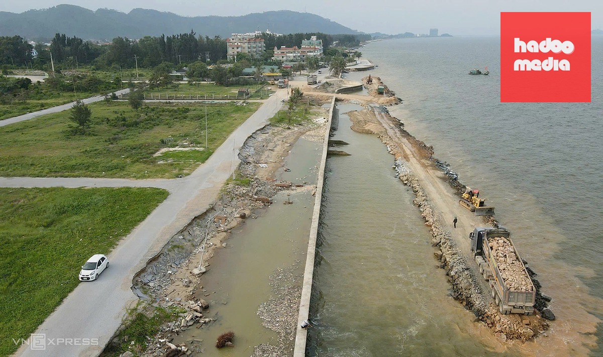 Nhà thầu đang triển khai dự án kè biển ở xã Hoằng Tiến. Ảnh: Lê Hoàng