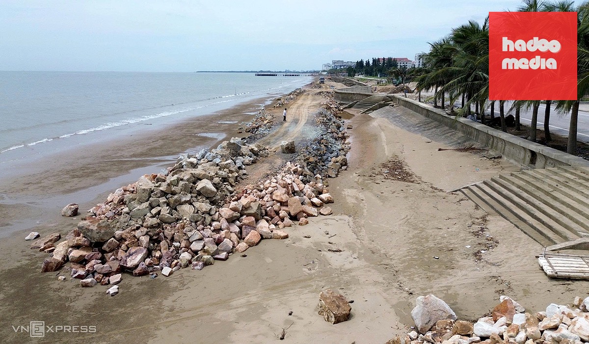 Hàng nghìn m3 đất đá đang được đổ xuống bãi biển Hải Tiến phục vụ dự án. Ảnh: Lê Hoàng
