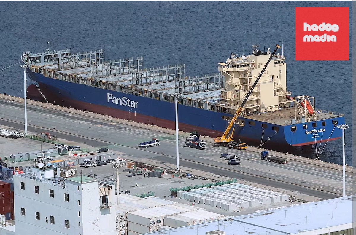 Tàu container PanStar Acro, dự kiến đi châu Âu qua Bắc Cực, neo đậu tại cảng ở Busan, Hàn Quốc ngày 20-8-2026 - Ảnh: REUTERS