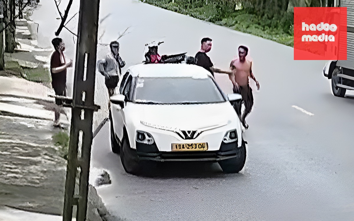 Người đàn ông (cởi trần) đánh tài xế taxi - Ảnh cắt từ clip