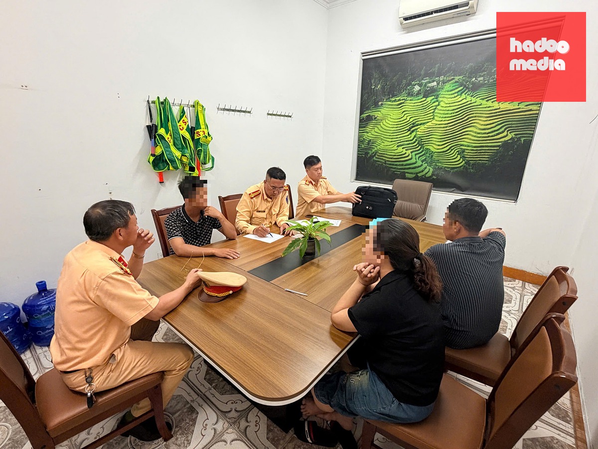 Lực lượng chức năng làm việc với nam thanh niên bốc đầu xe trên đường Trần Phú - Ảnh: Công an cung cấp