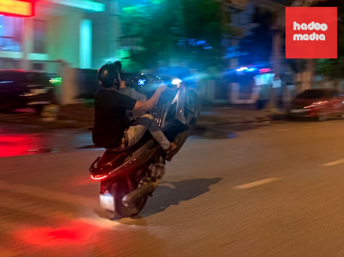 Hình ảnh nam thanh niên bốc đầu xe - Ảnh cắt từ clip