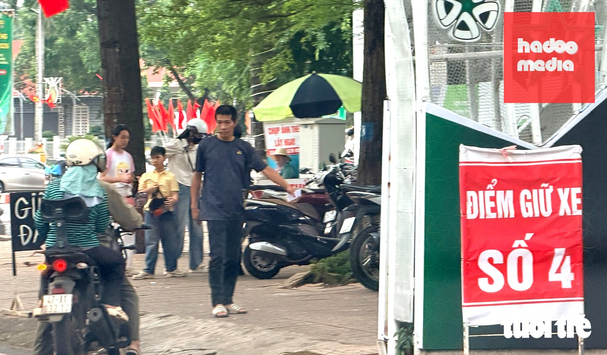 Đắk Lắk yêu cầu quản lý các điểm giữ xe đúng quy định, có giá niêm yết từ 8.000 đồng ban ngày đến 12.000 đồng ban đêm - Ảnh: TÂM AN