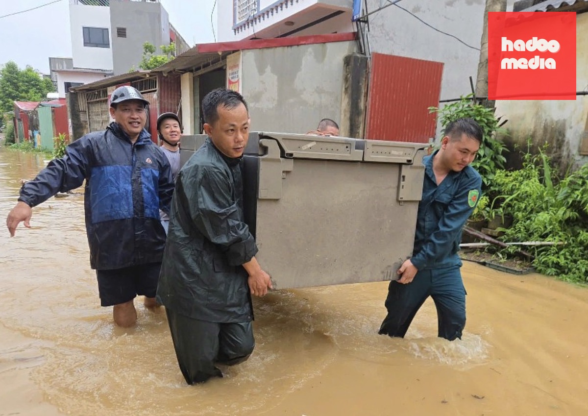 Lực lượng chức năng tỉnh Lạng Sơn di chuyển đồ đạc giúp người dân "chạy" lũ - Đình Quyết