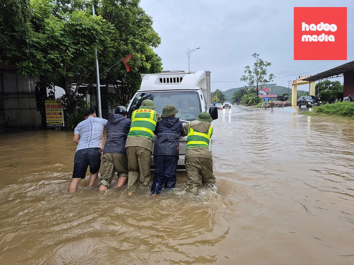 Mưa lũ khiến 1 xe ô tô chết máy tại Bắc Ninh - Ảnh: CACC