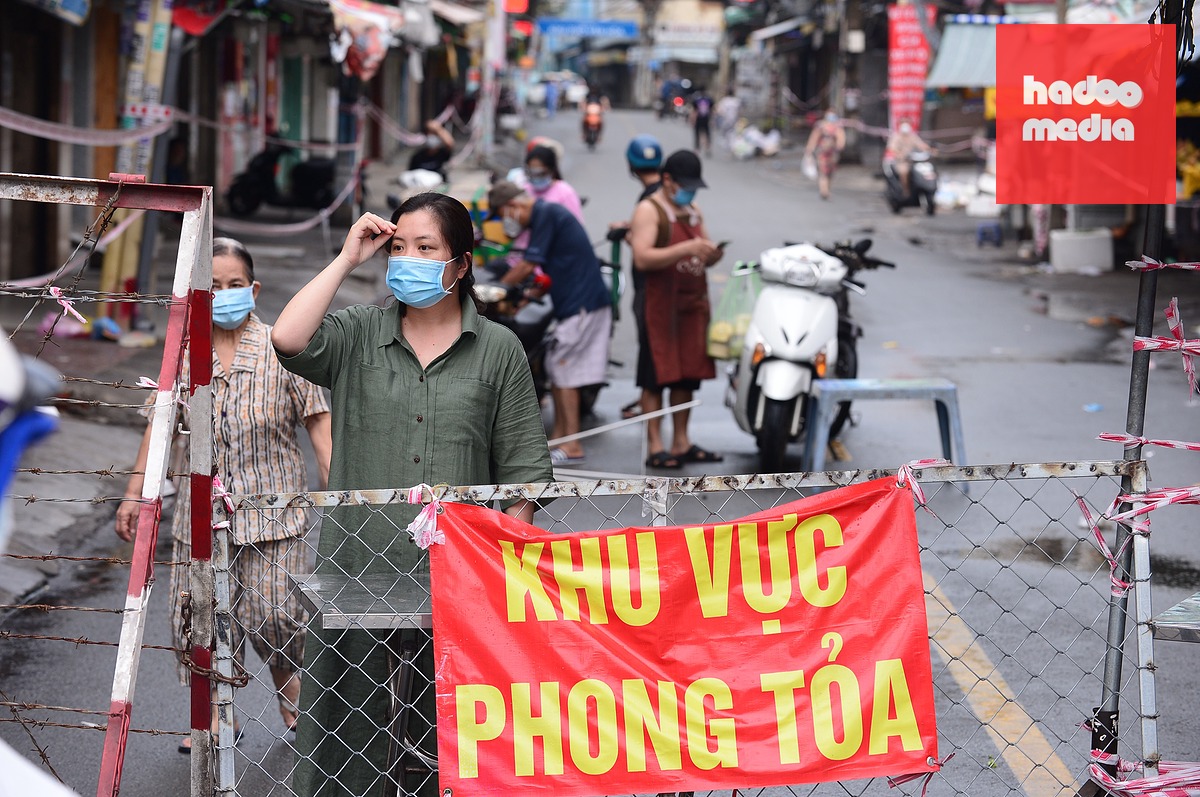 Tiếp sau đó là những ngày phong tỏa dai dẳng. Trong ảnh là đường Phan Văn Hân, quận Bình Thạnh cũ, TP.HCM bị phong tỏa (ảnh chụp chiều 23-7-2021) - Ảnh: QUANG ĐỊNH