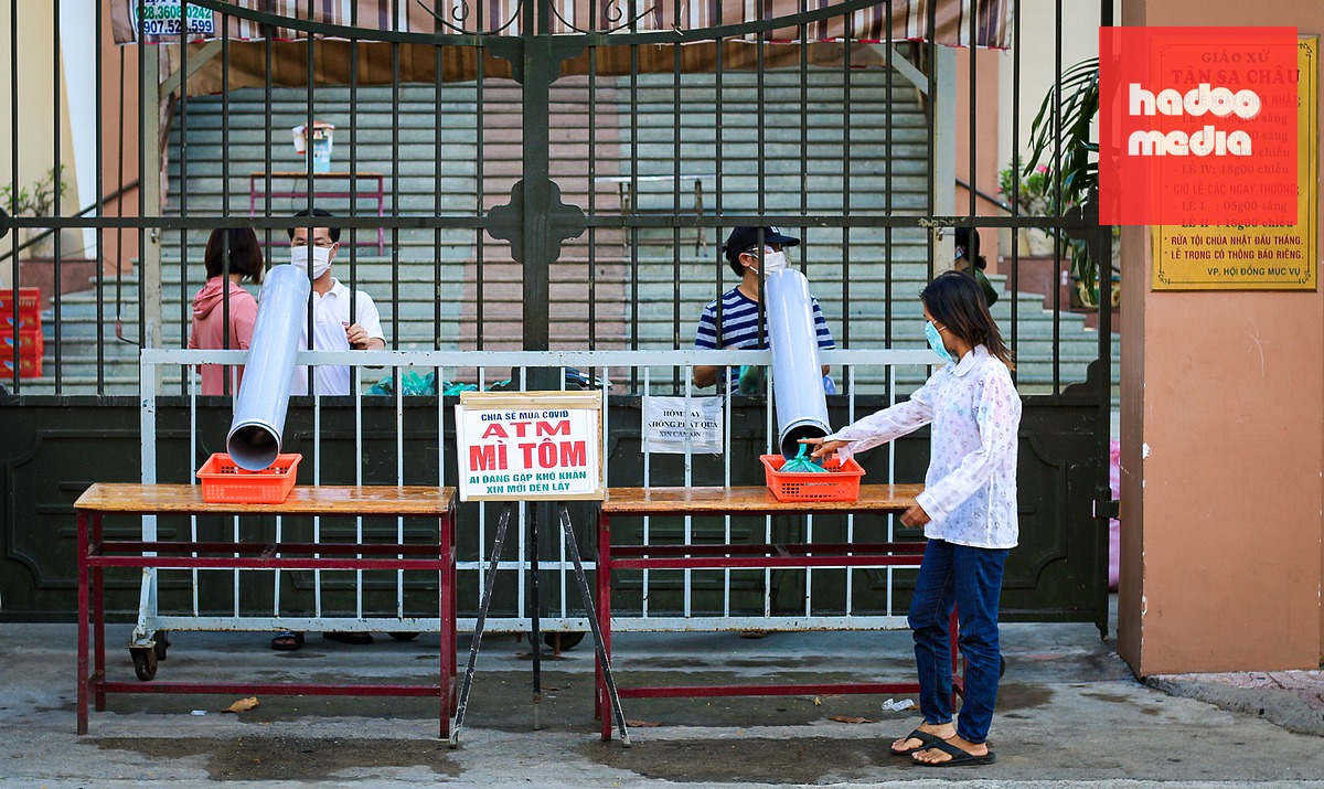 Chính trong khoảnh khắc đen tối nhất, tình người lại bừng sáng hơn bao giờ hết. Các ATM 0 đồng "mọc" khắp nơi, rồi hàng ngàn nhân viên y tế chi viện từ muôn phương, các đội quân y cùng những chuyến xe chở bình oxy khẩn cấp đã không quản hiểm nguy lao thẳng vào tâm dịch để cứu người - Ảnh: CHÂU TUẤN