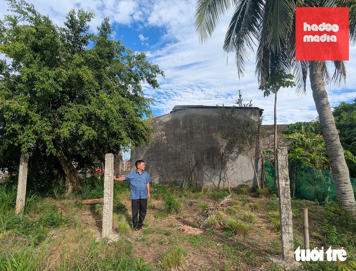 Ông Đặng Thành Trung đứng trước hai nhà kho đã bị Thi hành án dân sự tỉnh Gia Lai bán đấu giá - Ảnh: TẤN LỰC