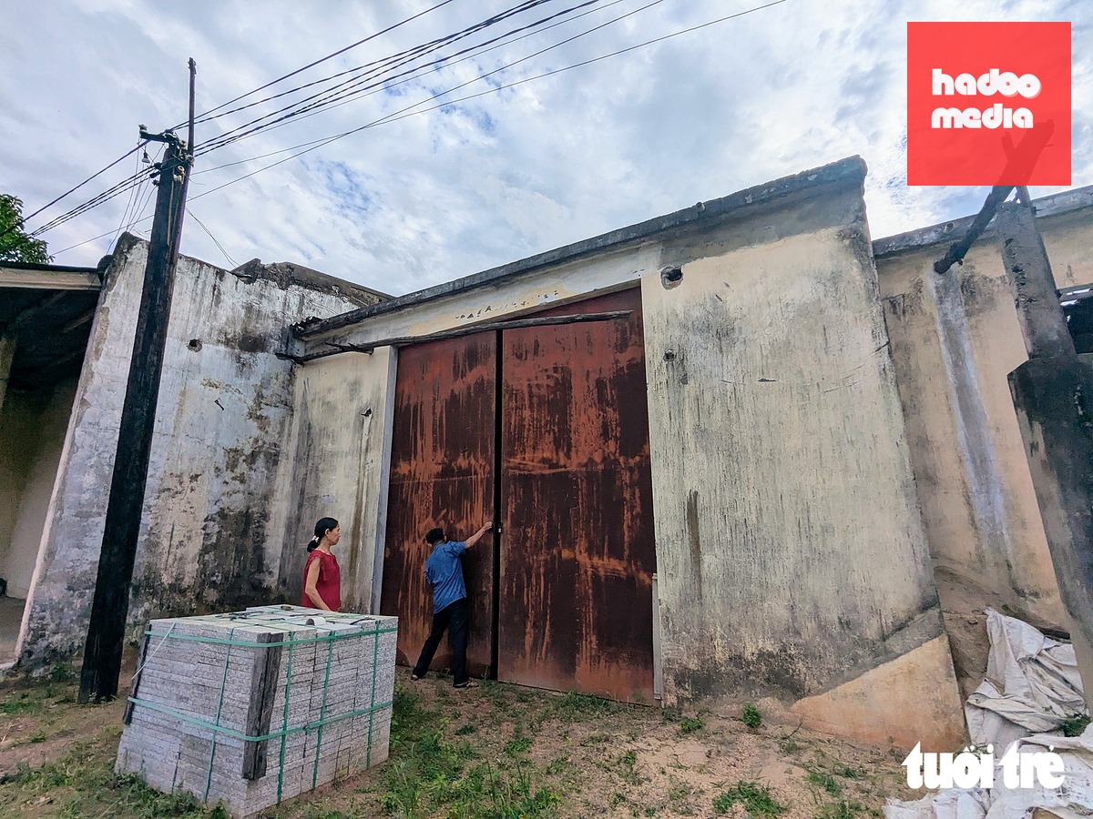 Hai nhà kho của vợ chồng ông Trung nằm trong hành lang an toàn đường bộ quốc lộ 1A, phía trước thửa đất 812 - Ảnh: TẤN LỰC