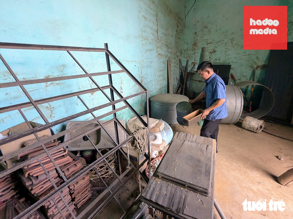 Bên trong một nhà kho của gia đình ông Trung vừa bị Thi hành án dân sự tỉnh Gia Lai yêu cầu tự nguyện di dời tài sản - Ảnh: TẤN LỰC