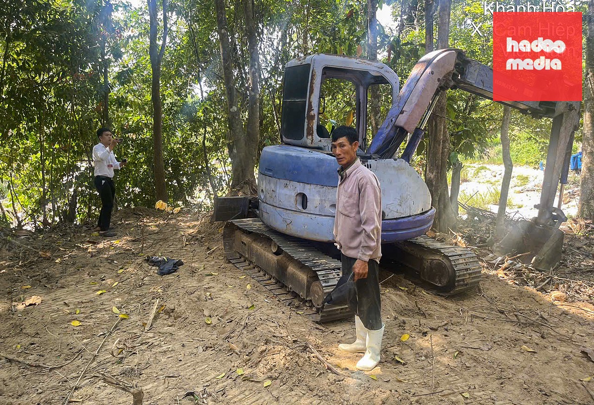 Bà D. cho biết đã lập vi bằng về việc đất, tài sản của gia đình bị phá hoại - Ảnh bà D. cung cấp.