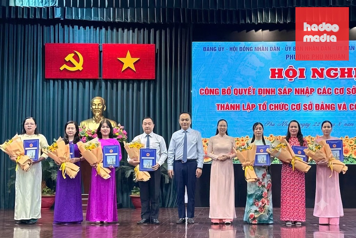 Ông Nguyễn Đông Tùng - Bí thư Đảng ủy, Chủ tịch HĐND phường Phú Nhuận, và bà Nguyễn Thị Như Ý - Phó bí thư Đảng ủy, Chủ tịch UBND phường - trao quyết định thành lập trường và bổ nhiệm hiệu trưởng, hiệu phó cho 2 trường tiểu học mới - Ảnh: L.B.