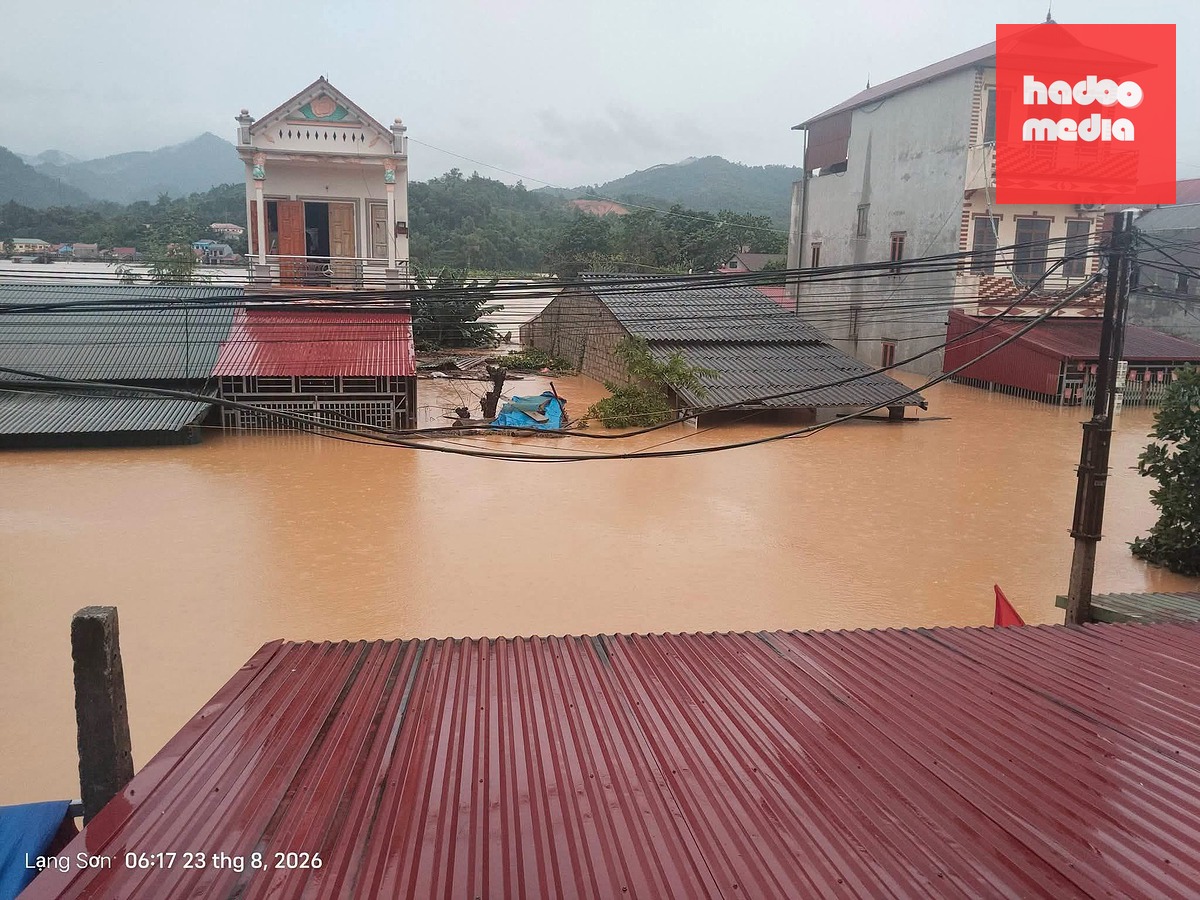 Sau một đêm, nhiều nhà dân ở Thất Khê (Lạng Sơn) nước ngập dâng tới nóc - Ảnh: A.LINH