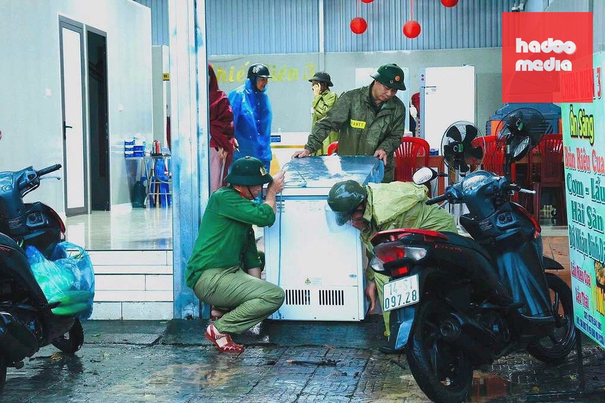 Phường Cửa Ông hỗ trợ người dân ở nơi bị sạt lở di chuyển đồ đạc đến nơi tạm trú an toàn. Ảnh TTTT Cửa Ông