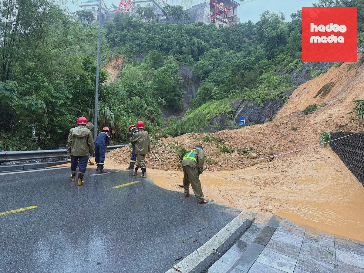 Taluy đường Đặng Bá Hát bị sạt lở khiến đất đá tràn xuống đường. Ảnh: Phường Hồng Gai.