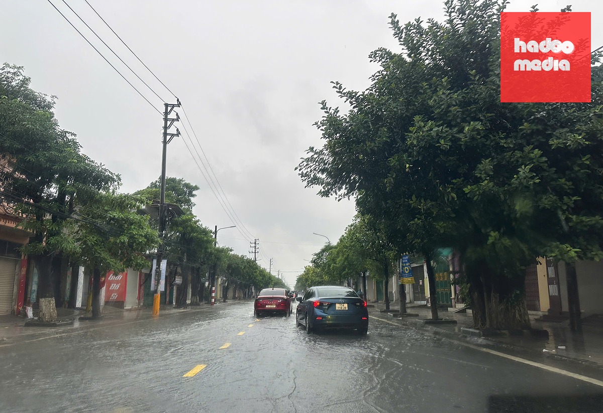 Khu vực đường Trần Tất Văn, Hải Phòng ngập trong nước - Ảnh: ĐÔNG BẮC