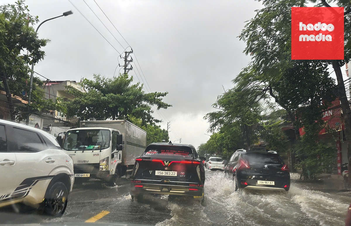 Các phương tiện đi lại khó khăn trên đường Trần Tất Văn - Ảnh: ĐÔNG BẮC