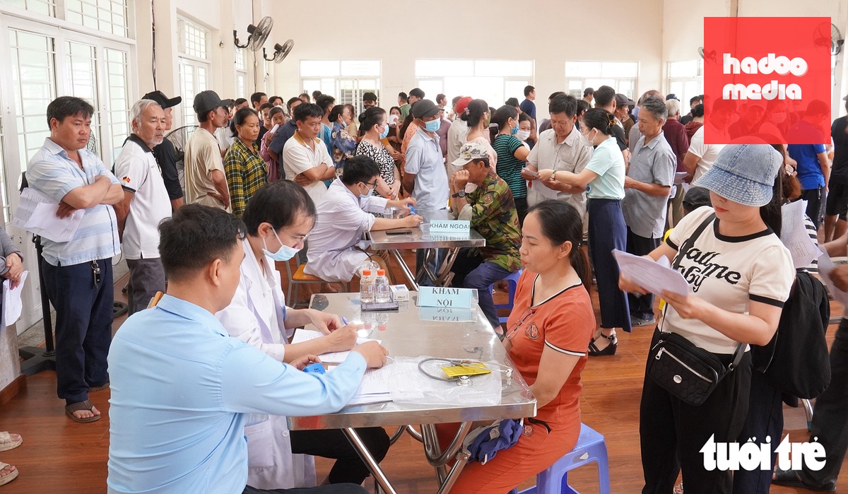 Rất đông người dân xã Bà Điểm đến Trường THCS Đỗ Văn Dậy khám sức khỏe miễn phí vào ngày 23-8, do đoàn y bác sĩ Bệnh viện Đa khoa khu vực Hóc Môn trực tiếp thăm khám - Ảnh: XUÂN MAI