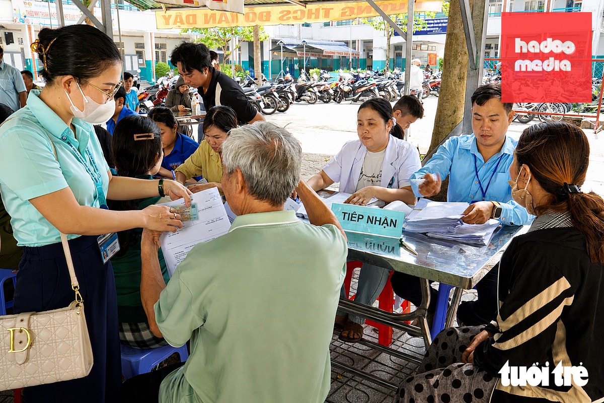 Bệnh viện Đa khoa khu vực Hóc Môn cùng chính quyền địa phương hỗ trợ người dân khâu tiếp nhận, sàng lọc trước khi được khám sức khỏe miễn phí - Ảnh: XUÂN MAI